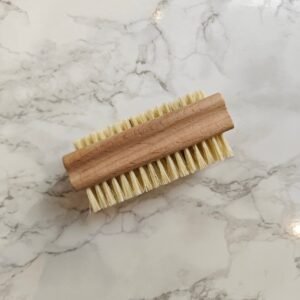 cepillo de uñas de madera ecológico